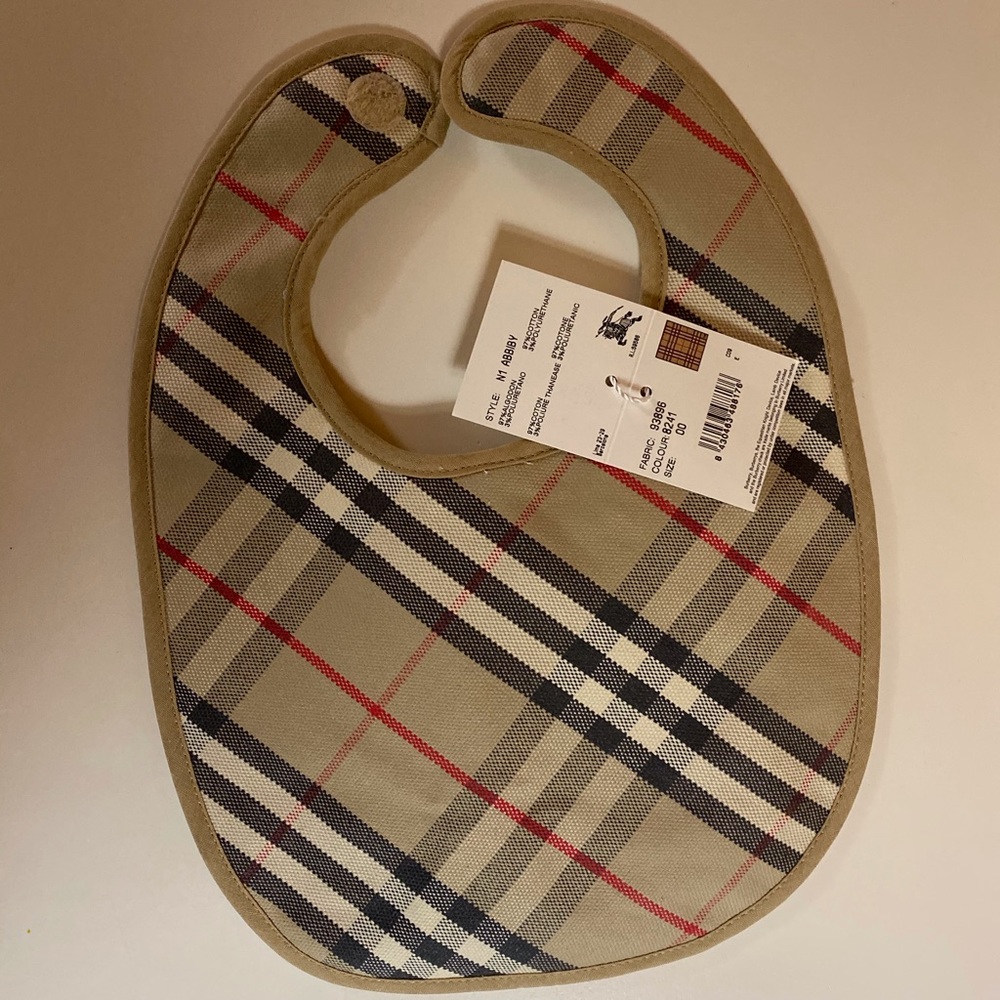 😘NWT Burberry Bib😘